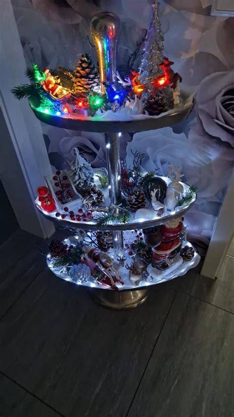 Schokohaus mit Gummibärchen-Figuren und LED-Lichterkette