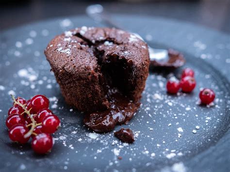 Schokoküchlein mit Karamell-Heidelbeeren auf Teller