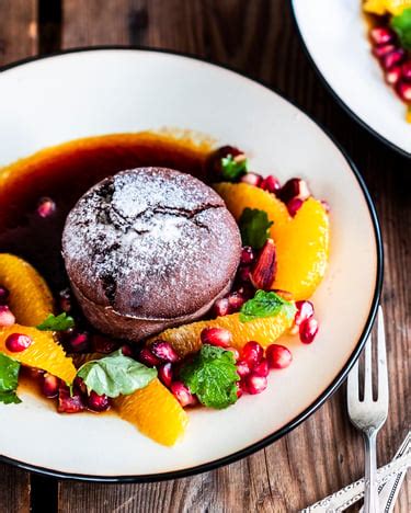 Schokoküchlein mit Karamellsauce und frischem Orangensalat