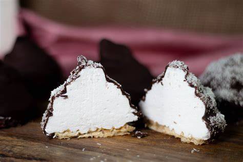 Schokoküsse auf Waffelböden