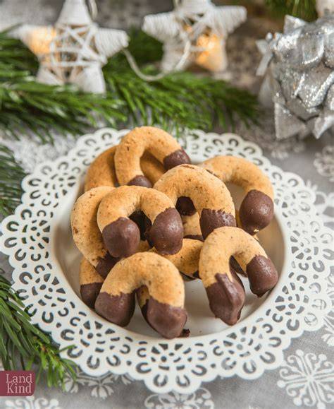 Schokokipferl auf Backblech mit Kuvertüre