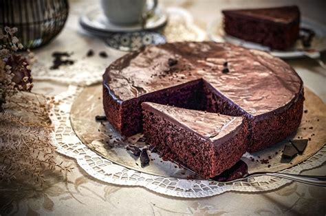 Schokokuchen auf einer Kaffeetafel mit Dekoration