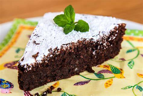 Schokokuchen aufgeschnitten mit Mandeln