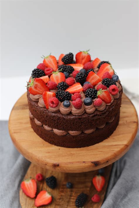 Schokokuchen dekoriert mit Früchten und Schokoladenstücken