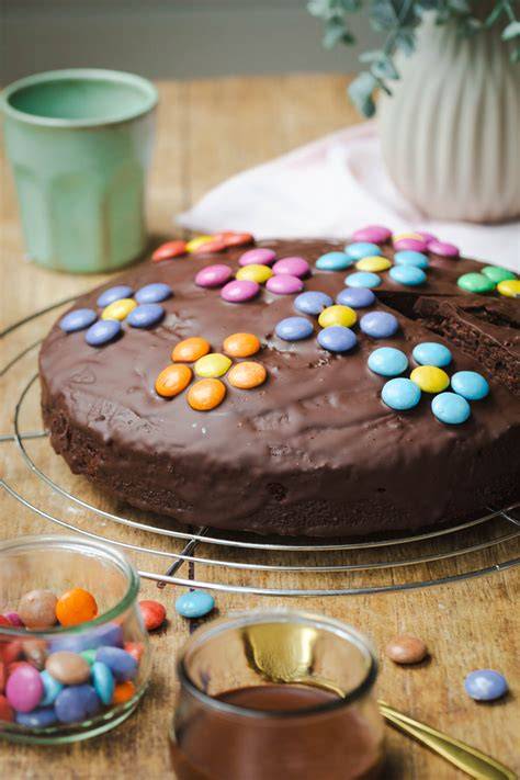 Schokokuchen festlich dekoriert für Geburtstag oder Festtag