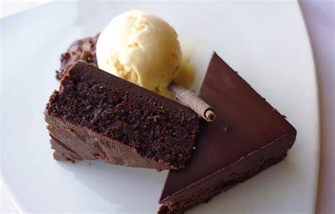 Schokokuchen mit Eis serviert, angeschnitten