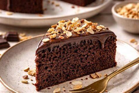 Schokokuchen mit Ganache im Anschnitt, mit gerösteten Mandeln bestreut