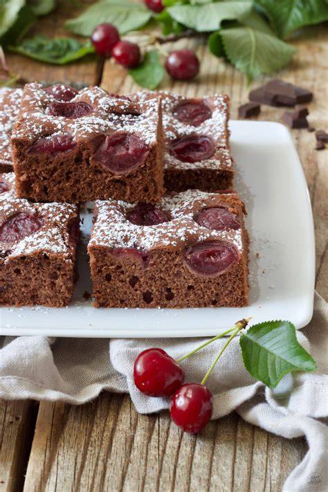 Schokokuchen mit Kirschen auf Blech