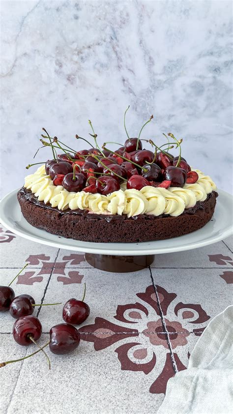 Schokokuchen mit Kirschen mit cremigem Sahne-Quark-Topping