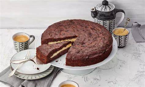Schokokuchen mit Puddingfüllung angeschnitten