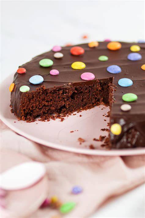 Schokokuchen mit bunten Streuseln als Geburtstagskuchen