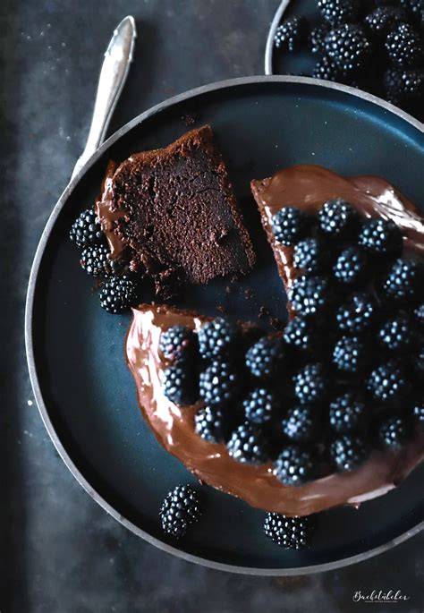 Schokokuchen mit frischen Beeren und Kakao