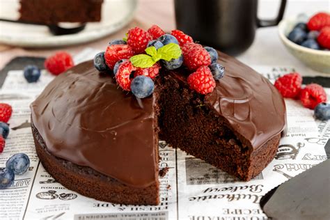 Schokokuchen ohne Ei und Nuss, dekoriert mit veganer Glasur