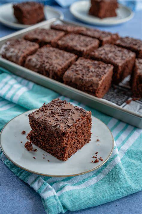 Schokokuchen vom Blech frisch aus dem Ofen
