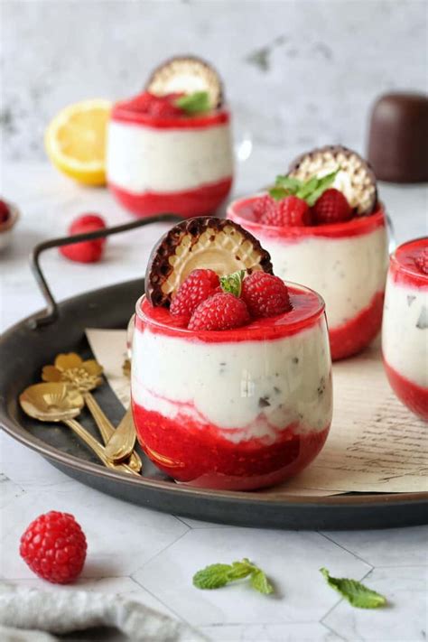 Schokokuss Dessert im Glas mit Himbeeren
