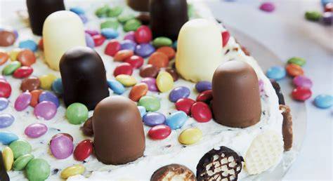 Schokokuss Torte, bunte Dekoration