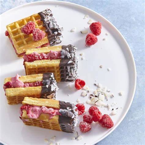 Schokokuss auf Waffel mit Schokoladenglasur