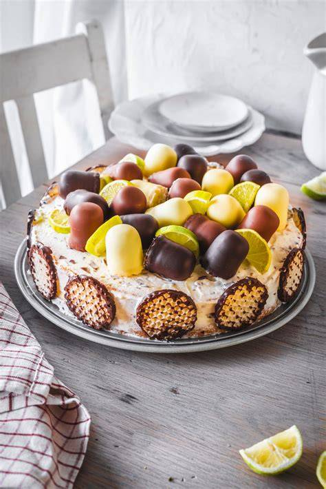 Schokokuss-Torte mit Waffeldeko