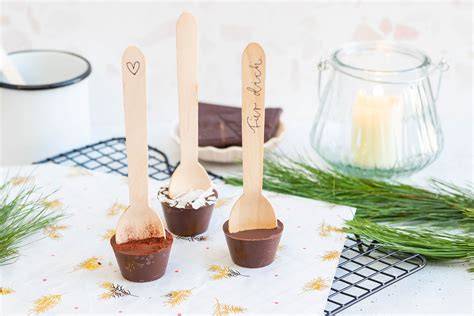 Schokolöffel als kleine Geschenke auf einem winterlich dekorierten Tisch