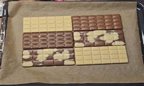 Schokolade Petit Fours Biskuit auf dem Backblech