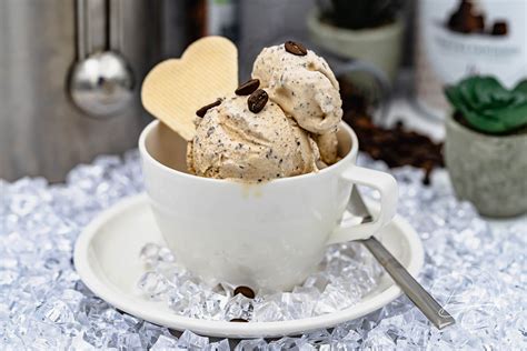 Schokolade als Dessertbegleiter (Eis und Kaffee)