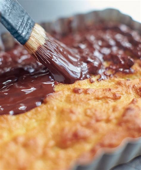 Schokolade auf Kuchen glasieren