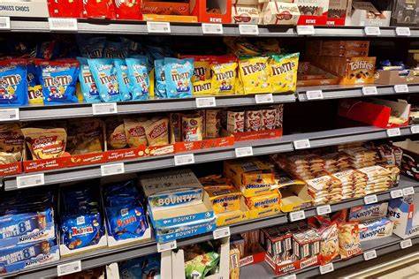 Schokolade im Supermarkt-Regal bei Edeka