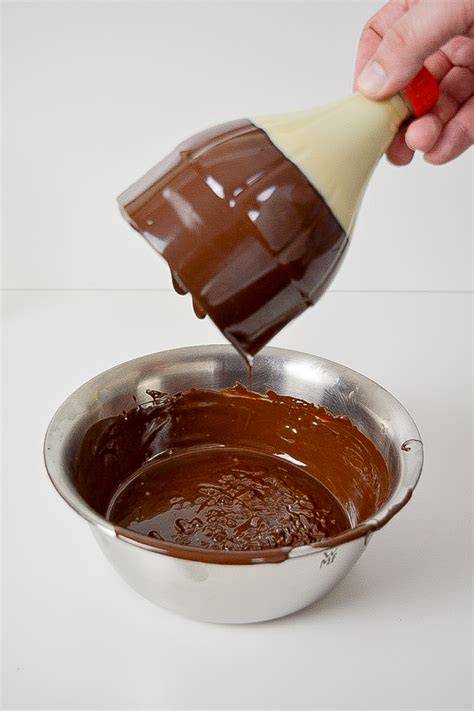 Schokolade in Flaschenform schwenken