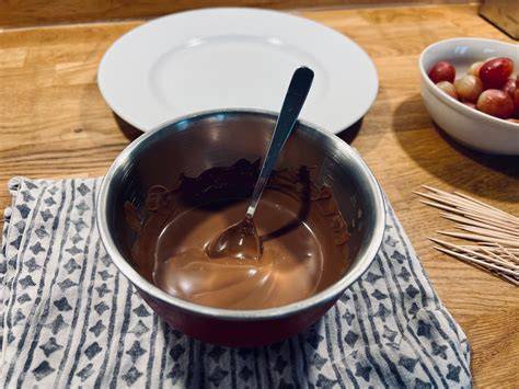 Schokolade in mikrowellengeeigneter Schüssel