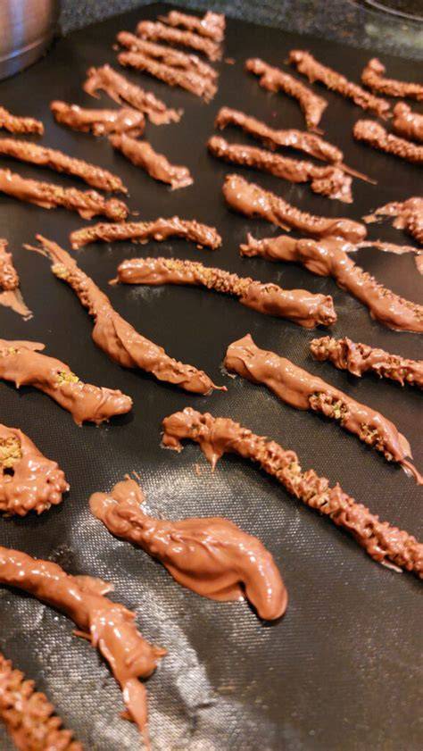 Schokolade mit Chiliflocken auf Backpapier