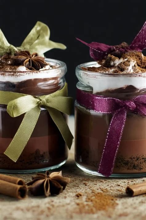 Schokolade mit Nussfüllung und winterlichen Gewürzen