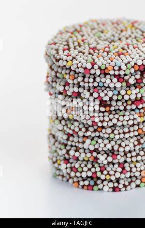 Schokolade mit bunten Streuseln auf Kuchen