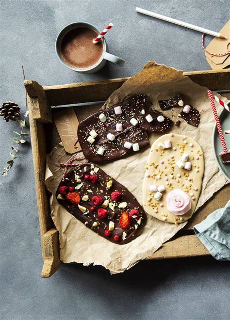 Schokolade mit bunten Toppings auf Backpapier
