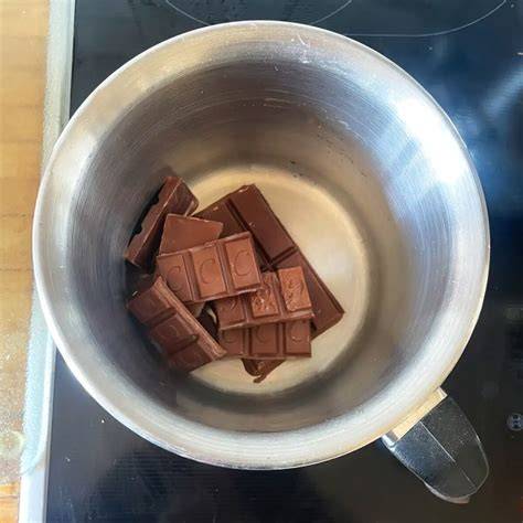Schokolade und Kokosmilch im Topf