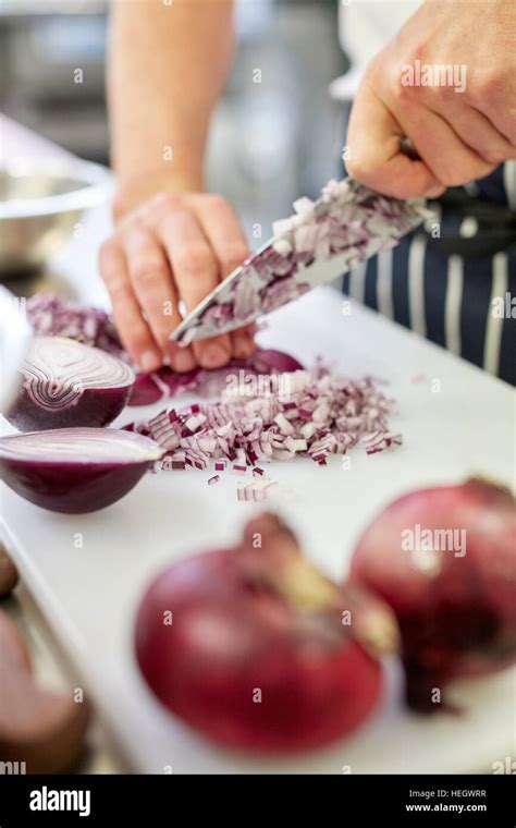 Schokolade zerkleinern mit Messer und Küchenmaschine