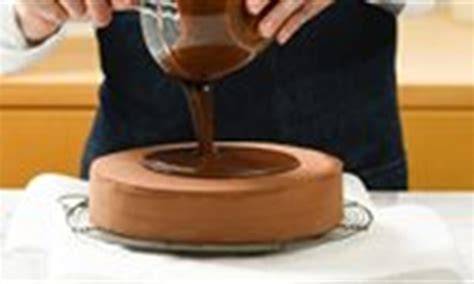 Schokoladenüberzug auf einer Torte - Vergleich verschiedene Techniken