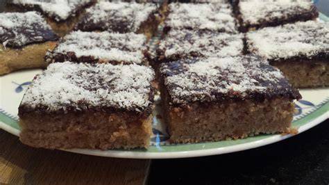 Schokoladen Blechkuchen mit Kokosraspeln Stücke auf Teller