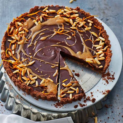 Schokoladen Espresso Tarte angeschnitten, mit Deko