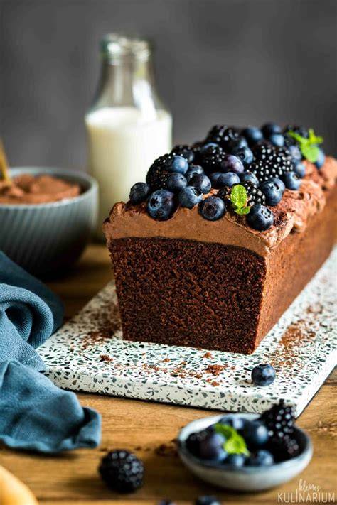 Schokoladen Kastenkuchen, garniert mit Rosmarin und Orangenzesten, auf einem weißen Teller