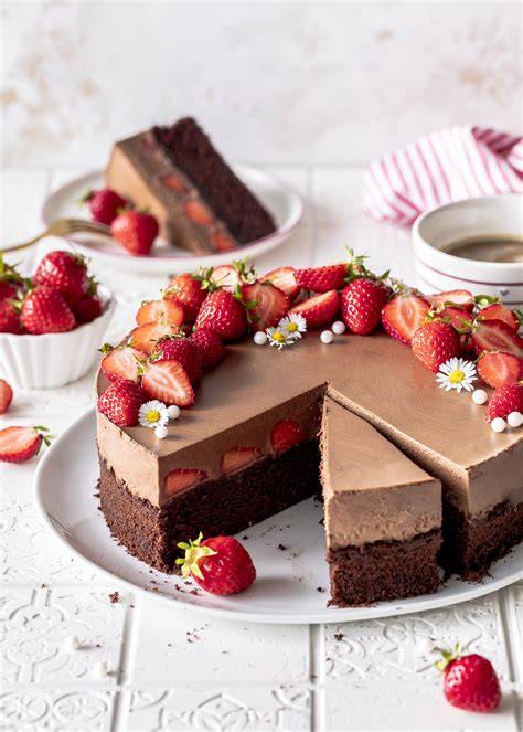 Schokoladen-Biskuit-Torte mit Erdbeeren