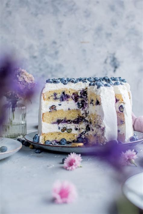 Schokoladen-Blaubeer-Torte angeschnitten