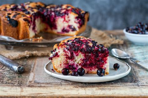 Schokoladen-Blaubeer-Torte auf einer Kaffeetafel