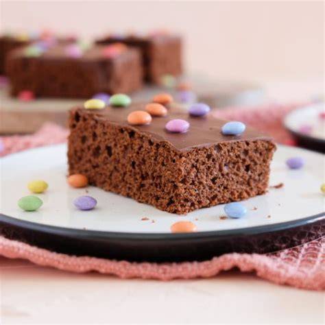 Schokoladen-Blechkuchen auf einem Backblech dekoriert mit Smarties