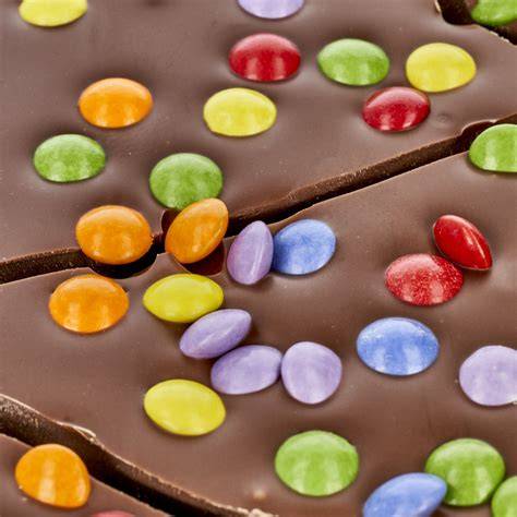 Schokoladen-Blechkuchen mit bunten Schokolinsen