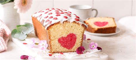 Schokoladen-Buttercremetorte, festlich dekoriert zum Muttertag