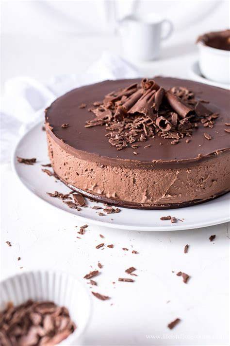 Schokoladen-Cheesecake auf Tortenplatte mit Schokoganache