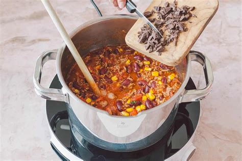 Schokoladen-Chili-Eis Kugeln in Schale mit frischer Chili und dunkler Schokolade