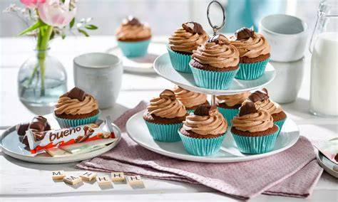Schokoladen-Cupcakes auf einer Etagere, Zutaten rundherum arrangiert