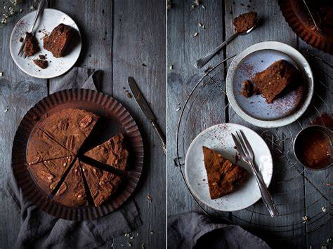 Schokoladen-Dattel-Kuchen mit Deko