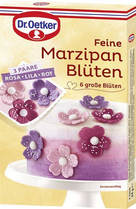 Schokoladen-Dekoration und Marzipan-Blüten